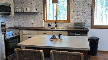 Mikrobølgeovn, ovn, oppvaskmaskin og kaffetrakter/tekoker