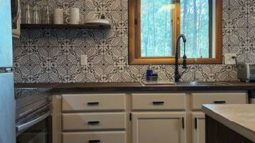 Microwave, oven, dishwasher, coffee/tea maker