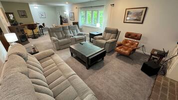 Smart TV, chimenea, reproductor de DVD y libros