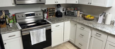 ثلاجة، ميكروويف، فرن، موقد طهي مسطح