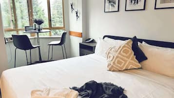 Studio Suite, 1 King Bed, Hot Tub, Mountain View (Cascade - 437) | 1 bedroom, individually decorated, individually furnished