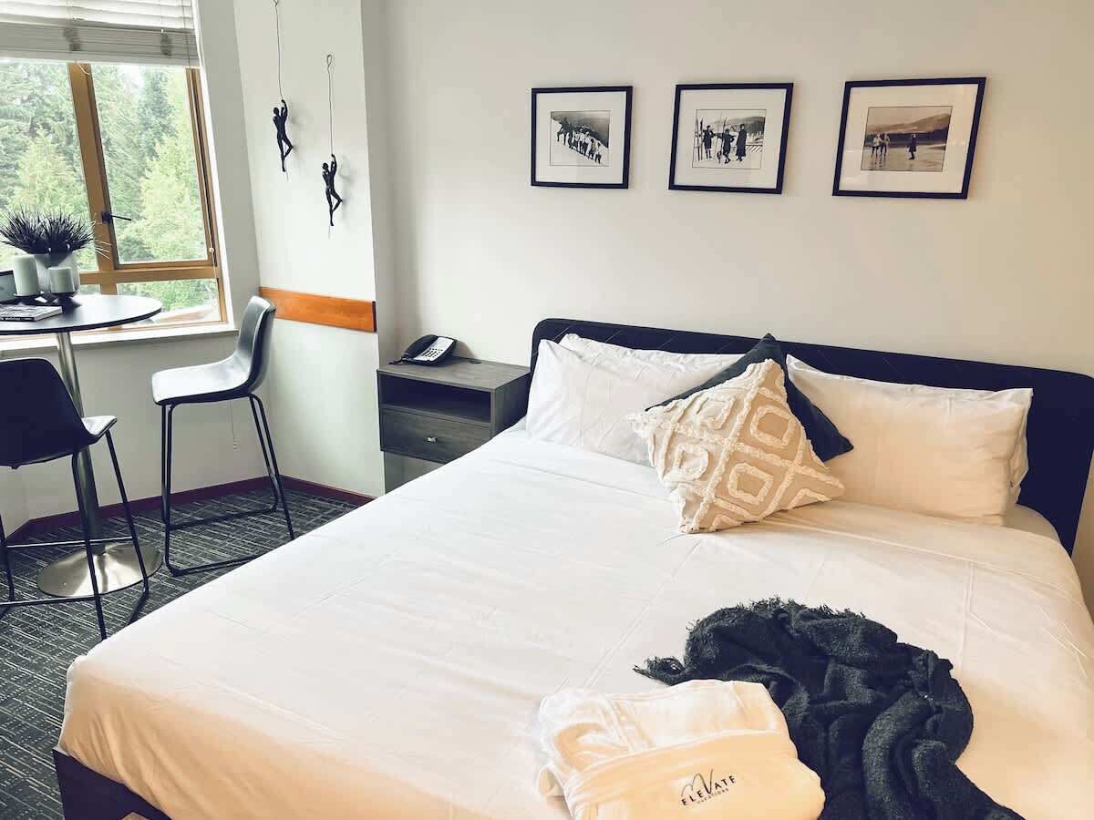 Studio Suite, 1 King Bed, Hot Tub, Mountain View (Cascade - 437) | 1 bedroom, individually decorated, individually furnished