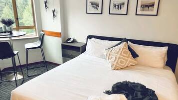 Studio Suite, 1 King Bed, Hot Tub, Mountain View (Cascade - 437) | 1 bedroom, individually decorated, individually furnished