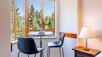 Studio Suite, 1 King Bed, Hot Tub, Mountain View (Cascade - 437) | Dining