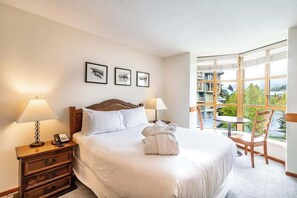 Suíte estúdio, 1 cama Queen, banheira de imersão, vista para a montanha (Cascade - 414) | 1 quarto, individualmente decorados, individualmente mobiliados