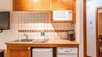 Studio Suite, 1 Queen Bed, Hot Tub, Mountain View ( Cascade - 417) | Private kitchen