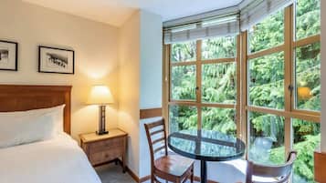 Studio Suite, 1 Queen Bed, Hot Tub, Mountain View ( Cascade - 417) | 1 bedroom, individually decorated, individually furnished