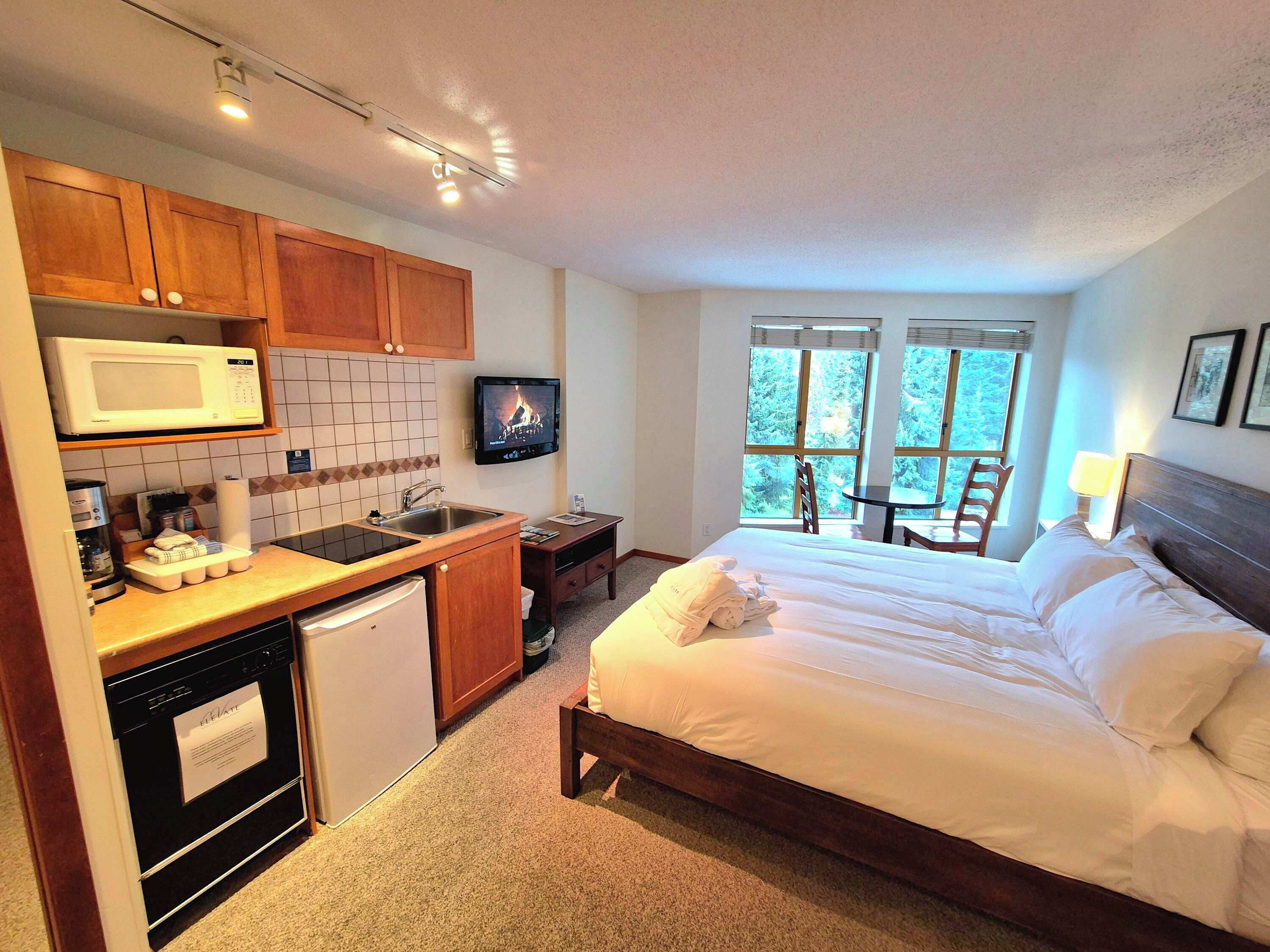 Studio Suite, 1 Queen Bed, Hot Tub, Mountain View (Cascade - 430) | 1 bedroom, individually decorated, individually furnished, bed sheets