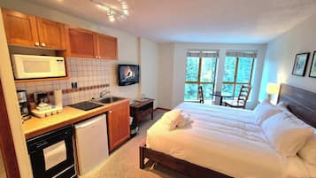 Studio Suite, 1 Queen Bed, Hot Tub, Mountain View (Cascade - 430)