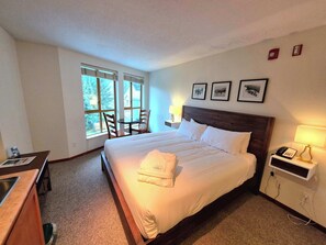 1 bedroom, individually decorated, individually furnished, bed sheets - Mountain View Studio in Whistler Village - Unit 430 (Whistler)
