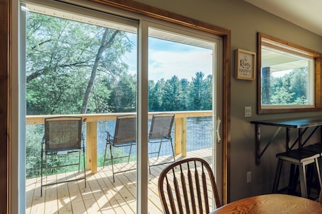 内装. Unhurried Rapids Hideaway; charming 3-bedroom house with WiFi & AC in Stephenson