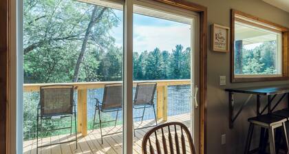 Unhurried Rapids Hideaway; charming 3-bedroom house with WiFi & AC in Stephenson