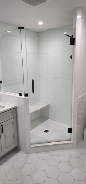 Regadera, secadora de cabello, toallas, papel de baño 