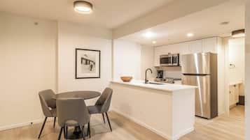 Apartment, 1 Queen Bed with Sofa bed, Balcony, Mountain View (Cascade - 613) | Dining
