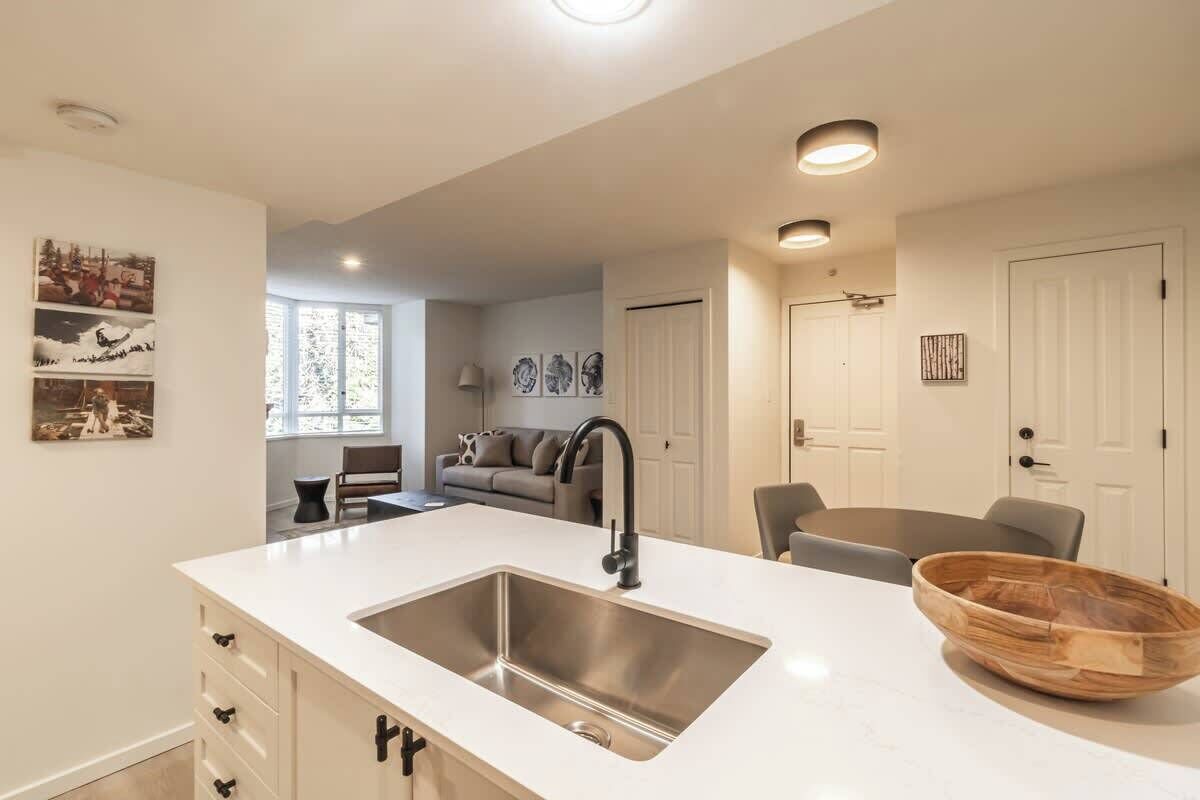 Apartment, 1 Queen Bed with Sofa bed, Balcony, Mountain View (Cascade - 613) | Interior