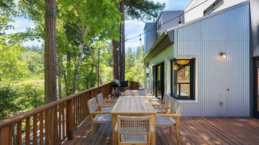 Mill Creek by Avantstay Modern Design, Patio, Hot Tub