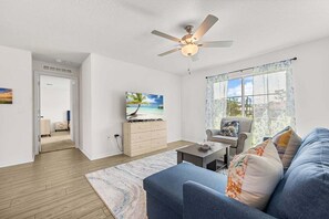 Smart TV - Charming and spacious three bed, two full bath close to everything, sleeps 7 (Palm Bay)