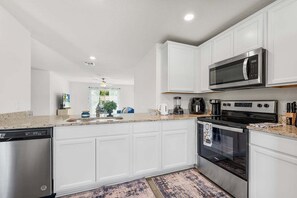 Fridge, microwave, oven, stovetop - Charming and spacious three bed, two full bath close to everything, sleeps 7 (Palm Bay)