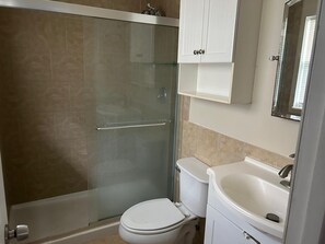 Toallas, jabón, papel de baño 