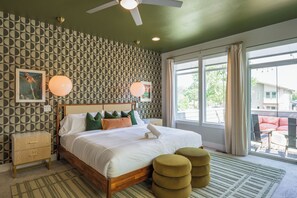 5 bedrooms, desk, iron/ironing board, travel cot