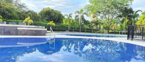 Kolam renang terbuka
