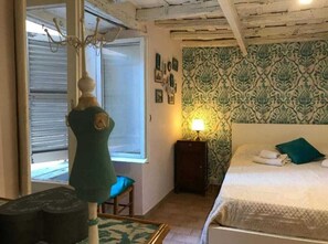 1 habitación, tabla de planchar con plancha, wifi y ropa de cama 