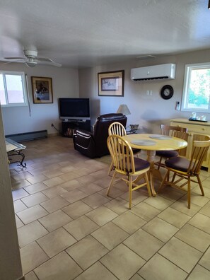 Dining - CURRENTLY AVAILABLE FOR NOVEMBER/DECEMBER 2025 Clean, quiet home Apache Junction (Apache Junction)