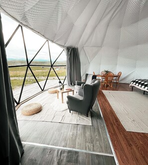 Living area - Chief Mountain Cabins (Cardston County)