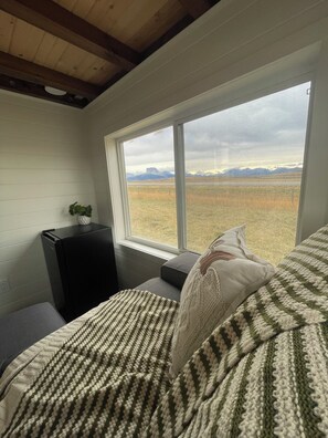 Deluxe Mobile Home, Mountain View | Living area - Chief Mountain Cabins (Cardston County)