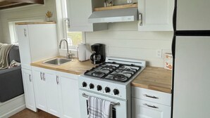 Deluxe Mobile Home, Mountain View | Private kitchen