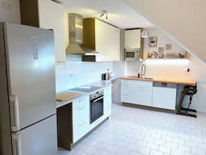 Réfrigérateur, micro-ondes, four, plaque de cuisson