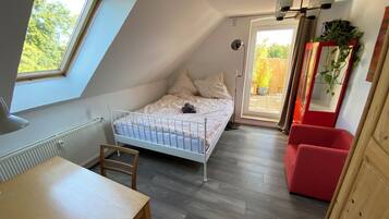 4 bedrooms, iron/ironing board, free WiFi, bed sheets