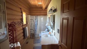 Een haardroger, handdoeken, zeep, shampoo