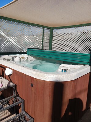 Bañera de hidromasaje al aire libre