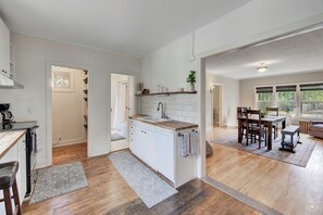 Private kitchen - Charming 4-bedroom 3 bathroom home Centrally located Beautiful Victorian Home (Helena)