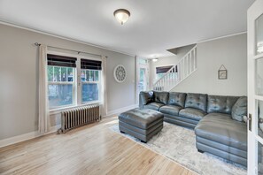 Living area - Charming 4-bedroom 3 bathroom home Centrally located Beautiful Victorian Home (Helena)