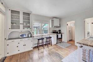 Private kitchen - Charming 4-bedroom 3 bathroom home Centrally located Beautiful Victorian Home (Helena)
