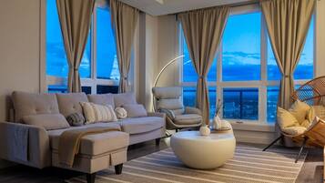 Smart TV, libros, oficina y monitor de computadora