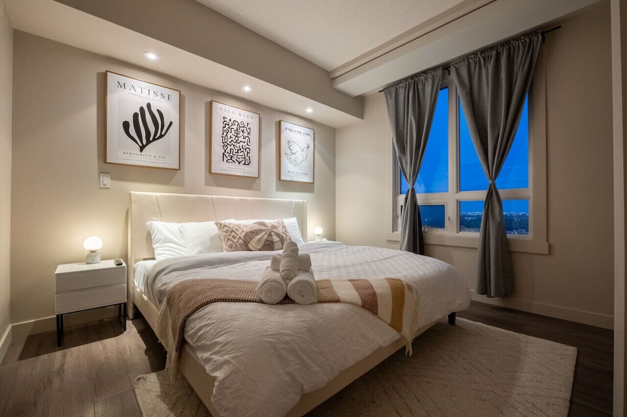 2 habitaciones, escritorio y tabla de planchar con plancha 