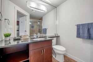 Secador de cabelo, toalhas de banho, sabonete, shampoo