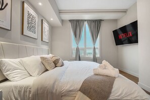 2 quartos, escrivaninha, ferros/tábuas de passar roupa, berço de viagem