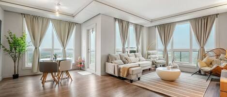 Smart-TV, bøker, kontorer og PC-skjermer