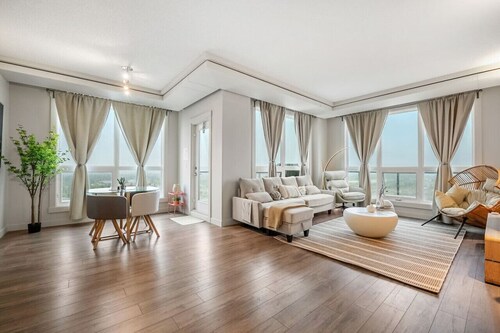 21st-Floor Penthouse • City & Mountain Views