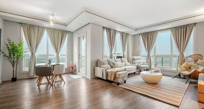 21st-Floor Penthouse • City & Mountain Views