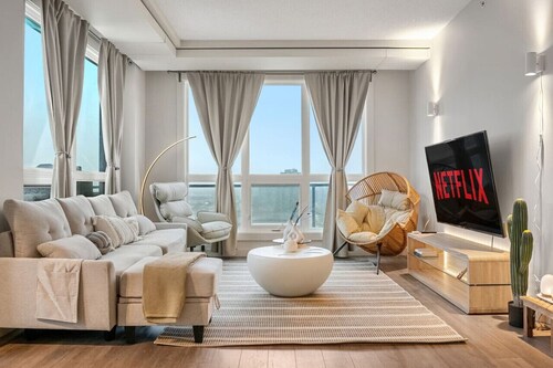 21st-Floor Penthouse • City & Mountain Views