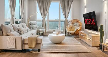 21st-Floor Penthouse âą City & Mountain Views