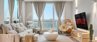 21st-Floor Penthouse âą City & Mountain Views