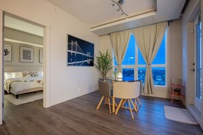 2 Schlafzimmer, Schreibtisch, Bügeleisen/Bügelbrett, Reisekinderbett