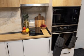 Réfrigérateur, four à micro-ondes, un four, surface de cuisson