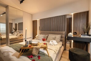 Ein modernes Hotelzimmer mit einem großen Bett, einem Nachttisch und einem Spiegel.